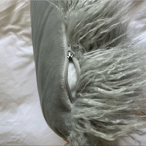Grey fluffy pillow - Picture 2 of 4